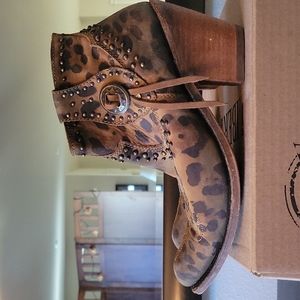 Super chic Liberty Black Booties